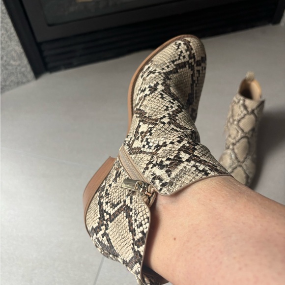 Size 7 snake skin look bootie - Picture 2 of 4